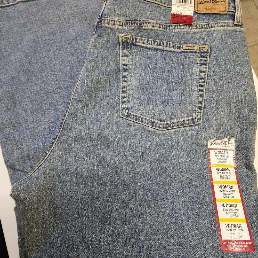 Signature by Levi Strauss Women's Light Blue Boot Cut Jeans